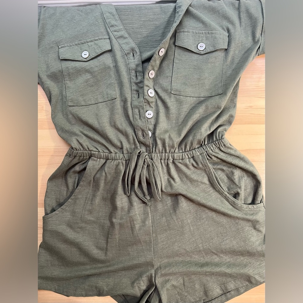 Derek Heart - Army green shorts romper / Size S